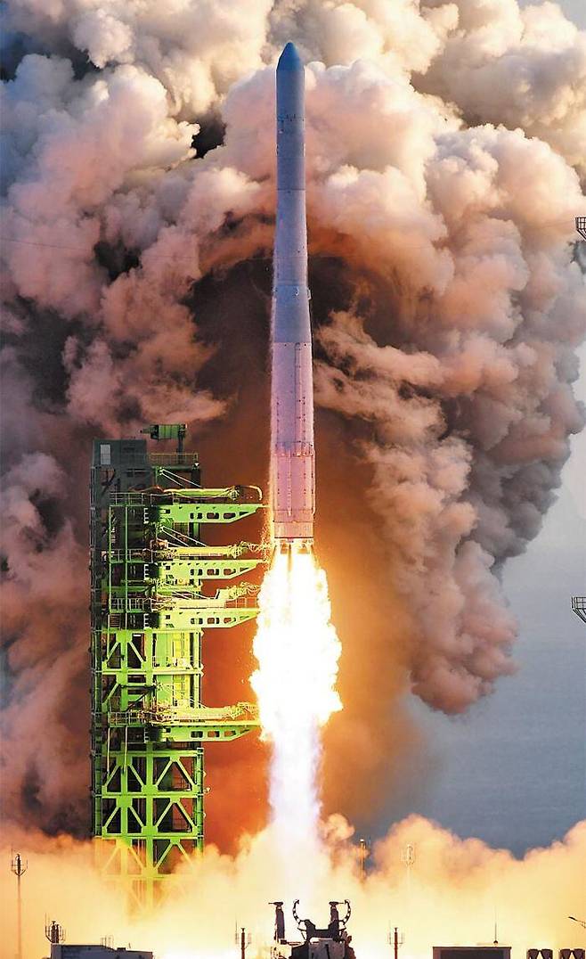 한국형 발사체 누리호가 21일 오후 전남 고흥 나로우주센터에서 붉은 화염을 내뿜으며 날아오르고 있다. 로켓 엔진부터 동체, 발사대까지 한국 독자 기술로 개발된 누리호는 이날 발사 16분 7초 만에 지구 700㎞ 상공에 도달했다. 하지만 로켓의 마지막 3단 엔진 연소가 계획보다 빨리 끝나는 바람에 누리호에 탑재됐던 위성 모사체를 목표 궤도에 올리는 데는 실패했다. /사진공동취재단