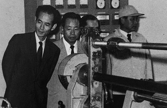 1960년대 삼양식품 서울 공장을 방문한 일본 묘조식품의 오쿠이 사장(맨 왼쪽)과 전중윤 회장.