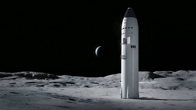 달에 착륙한 스페이스X의 스타십 우주선 상상도. NASA는 2024년 유인 달 탐사 프로그램의 착륙선 개발을 스페이스X에 맡겼다./스페이스X