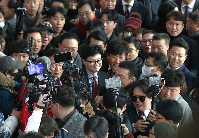 국민의힘 한동훈 비상대책위원장(오른쪽 세 번째)이 2일 오전 대구 북구 엑스코에서 열린 국민의힘 대구·경북 신년 인사회에 참석해 유튜버와 지지자들에게 둘러싸여 있다./김동환 기자