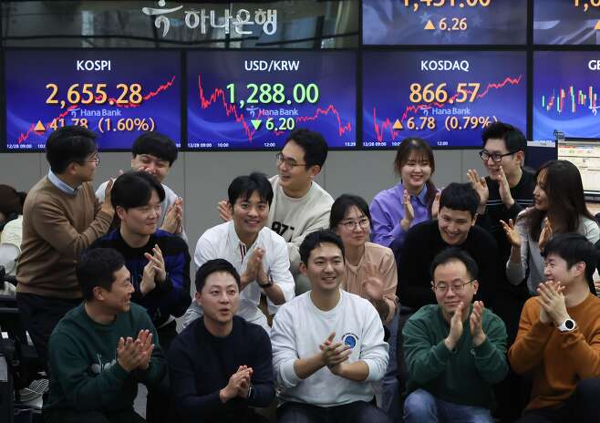 2023년 12월 28일 오후 서울 중구 하나은행 딜링룸에서 직원들이 올해 마지막 거래일을 기념해 사진을 촬영하고 있다. /뉴스1