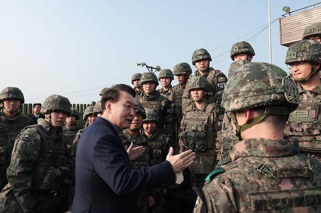 윤석열 대통령이 연말연시를 맞아 28일 경기도 연천군 중부 전선 육군 제5보병사단 열쇠전망대를 방문, 최전방 근무 장병들을 격려하고 있다. /대통령실 제공