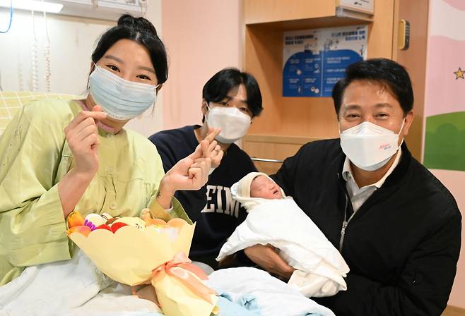 오세훈 서울시장이 2일 오후 강북삼성병원 산부인과 병실을 찾아 올해 태어난 첫둥이를 안은 산모, 배우자와 함께 기념촬영을 하고 있다. /서울시