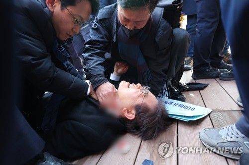 이재명 더불어민주당 대표가 2일 부산 가덕도 신공항 부지 방문 현장에서 습격당해 목 부위에 상처를 입었다.ⓒ연합뉴스