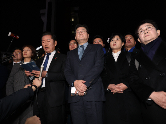 이재명 더불어민주당 대표가 부산 현지 방문 일정 중 흉기 습격을 당한 2일 이 대표가 치료 중인 서울 종로구 서울대병원의 응급의료센터 앞에서 민주당 홍익표 원내대표, 정청래 최고위원 등이 이재명 당 대표에게 가해진 정치적 테러에 대한 긴급 최고위원회의의 입장을 발표하고 있다. <연합뉴스>