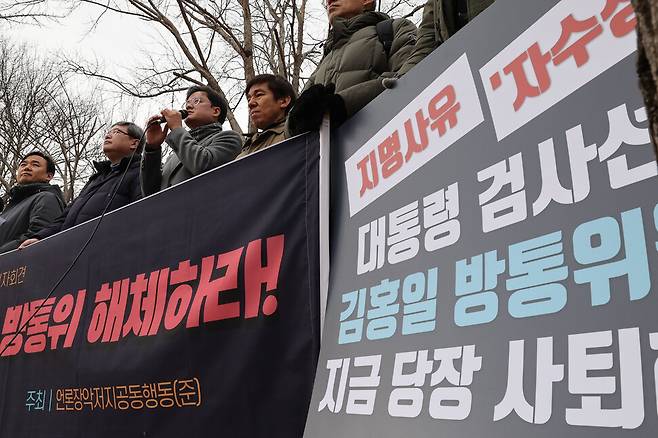 고한석 언론노조 와이티엔(YTN) 지부장이 2일 오전 경기도 과천시 정부 과천청사 앞에서 열린 언론·시민사회단체 공동기자회견에 참석해 발언하고 있다. 백소아 기자