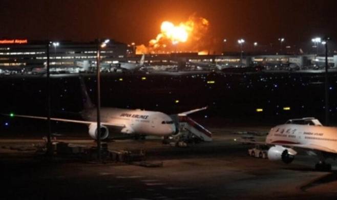 일본 도쿄 하네다국제공항 활주로에 화재로 화염과 연기가 피어오르고 있다. 로이터 연합뉴스