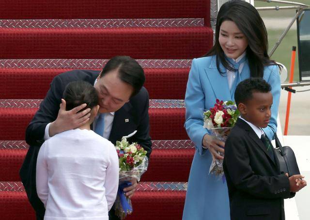 미국을 국빈 방문한 윤석열 대통령이 지난해 4월 24일 미국 워싱턴 인근 앤드루스 공군기지에 도착해 환영 나온 화동에게 꽃을 받은 뒤 볼에 입을 맞추고 있다. 워싱턴=대통령실사진기자단