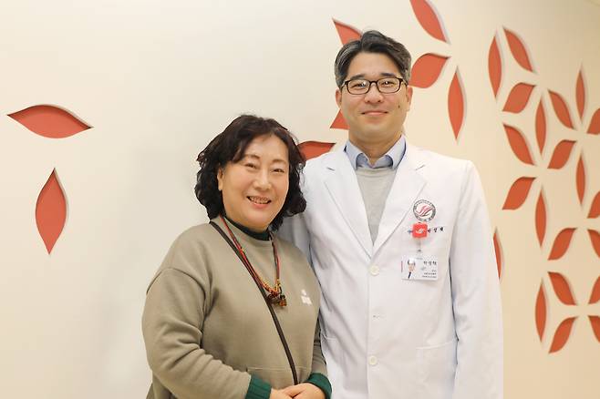 자궁경부암 3기를 극복한 오회옥(왼쪽)씨와 그의 주치의인 한림대강남성심병원 산부인과 박성택 교수./사진=한림대강남성심병원