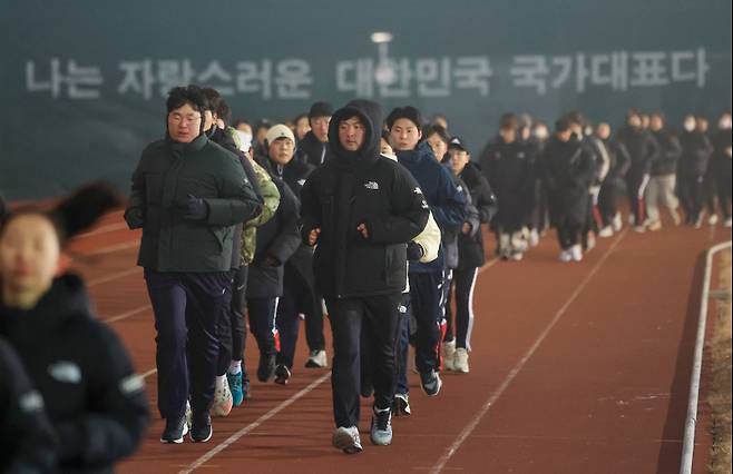 <yonhap photo-0018=""> 트랙 달리는 진천선수촌 국가대표 선수들 (진천=연합뉴스) 신현우 기자 = 지난달 28일 진천국가대표선수촌에서 열린 신년 훈련공개 행사에서 국가대표 선수들이 트랙을 달리고 있다. 2024.1.1 nowwego@yna.co.kr/2024-01-01 00:00:21/ <저작권자 ⓒ 1980-2024 ㈜연합뉴스. 무단 전재 재배포 금지.></yonhap>