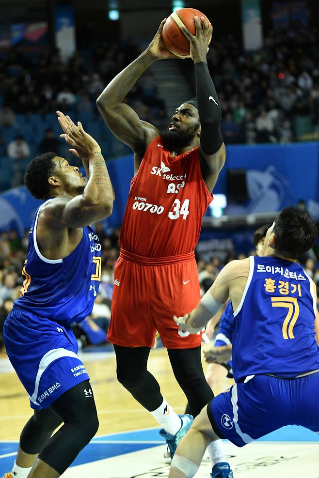 자밀 워니(가운데)는 올 시즌도 득점 1위를 지키고 있다. 사진=KBL 제공