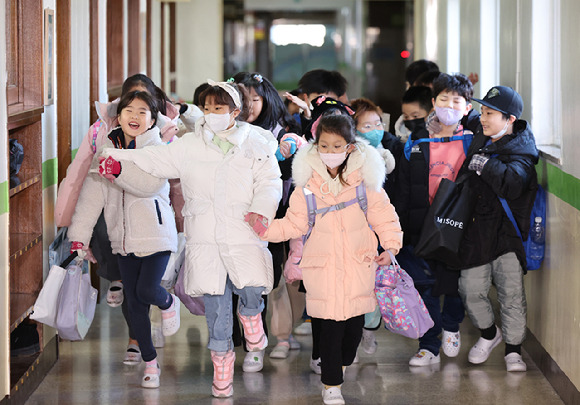 22일 경기도 수원시 권선구 효정초등학교에서 학생들이 방학식을 마치고 하교하고 있다. 위 사진은 기사 내용과 무관함. [사진=뉴시스]