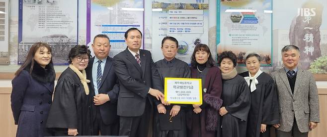 학교발전기금을 기탁한 2023 제주제일방송통신중학교 학생자치회 기념 촬영.(사진 = 방통중)