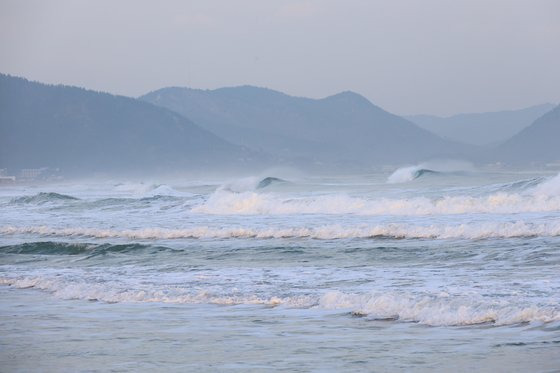 2일 오전 경북 포항시 북구 흥해읍 용한리 해변에 너울로 높은 물결이 일고 있다. 연합뉴스