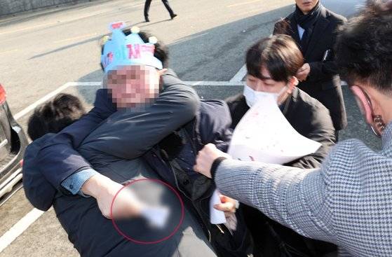 2일 오전 부산 강서구 대항전망대에서 이재명 더불어민주당 대표를 흉기로 피습한 용의자가 흉기를 든 채 경찰에 연행되고 있다. 뉴시스