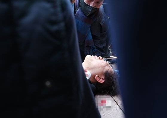 피습 당해 전망대 바닥에 누워 있는 이재명 대표. 연합뉴스