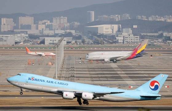 인천국제공항 계류장에 대한항공과 아시아나항공의 항공기가 지나가고 있다. 뉴스1