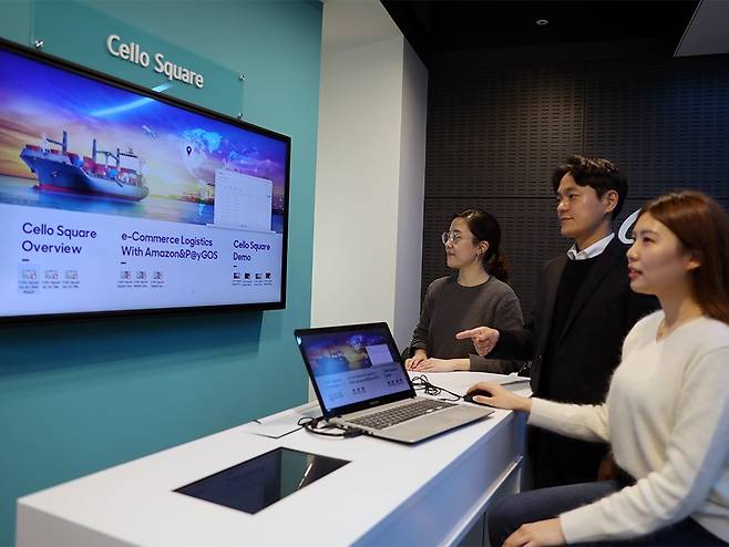 삼성SDS 직원들이 디지털 물류 플랫폼 첼로스퀘어(Cello Square)를 소개하고 있다.  /삼성SDS 제공