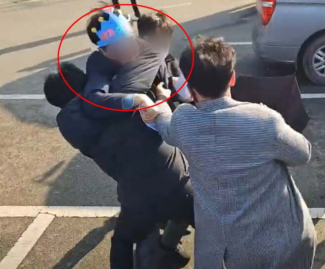 2일 부산 가덕도 신공항 부지를 방문한 더불어민주당 이재명 대표를 흉기로 공격한 피의자가 현장에서 경찰에 체포되고 있다. 사진=바른소리 TV 유튜브 캡처