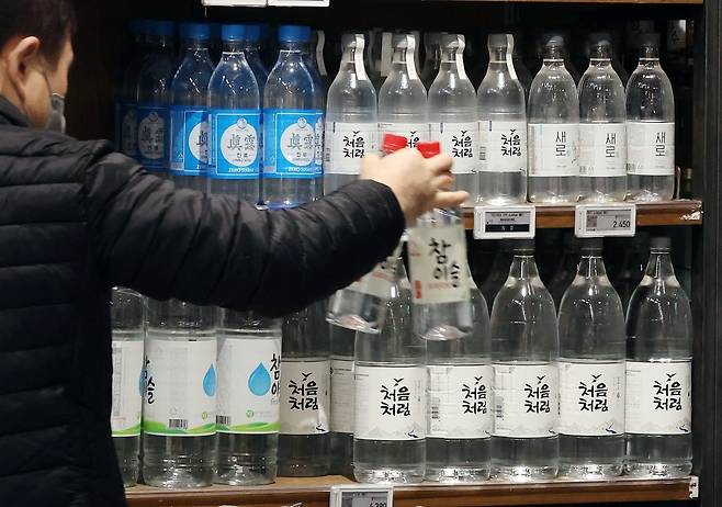서울의 한 대형마트 주류 판매대에 소주가 진열돼 있다. 사진=뉴스1