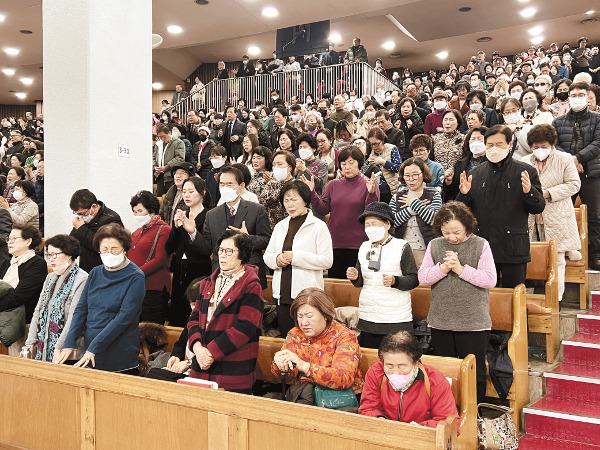 여의도순복음교회 교인들이 1일 서울 여의도 교회 대성전에서 저마다 새해 기도제목을 놓고 기도하고 있다.