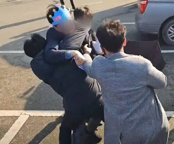 2일 부산 가덕도 신공항 부지를 방문한 더불어민주당 이재명 대표를 흉기로 공격한 피의자가 현장에서 경찰에 체포되고 있다. 연합뉴스