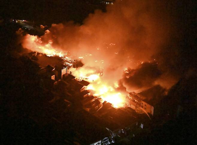 일본 이시카와현에서 발생한 강진으로 주택들이 불에 타고 있는 모습 / 로이터 = 연합뉴스