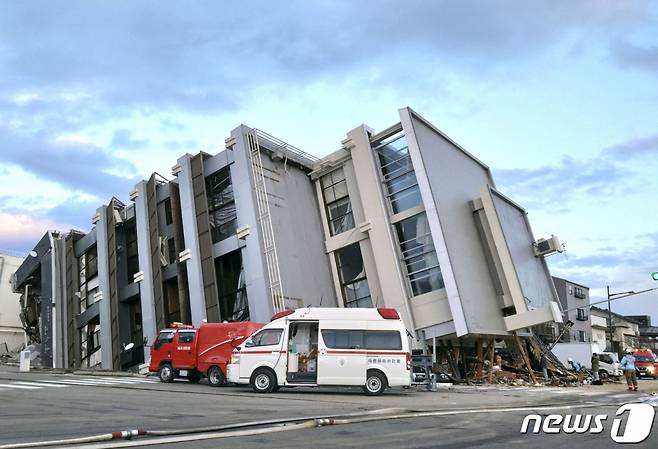 (와지마 로이터=뉴스1) 권진영 기자 = 2일 일본 이시카와현 와지마의 한 건물이 전날 발생한 지진으로 폭삭 주저 앉았다. 소방과 구급 차량이 출동해 현장을 수습 중이다. 2024.01.01/  ⓒ 로이터=뉴스1  Copyright (C) 뉴스1. All rights reserved. 무단 전재 및 재배포,  AI학습 이용 금지.