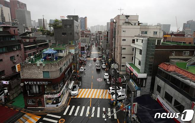 (서울=뉴스1) 박세연 기자=사진은 16일 서울 강남구 논현동 '꼬마빌딩' 밀집지역 모습. 2021.5.16/뉴스1