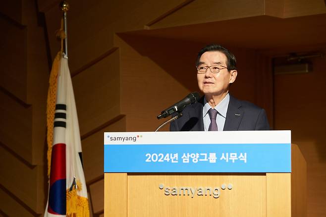 2일 판교 삼양디스커버리센터에서 열린 2024년 시무식에서 김윤 회장이 신년사를 발표하고 있다. [삼양홀딩스 제공]