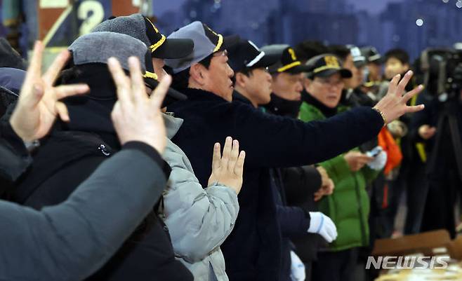 [부산=뉴시스] 하경민 기자 = 2일 오전 부산 서구 부산공동어시장에서 중도매인들이 힘찬 손짓으로 새해 첫 수산물 경매를 하고 있다. 2024.01.02. yulnetphoto@newsis.com