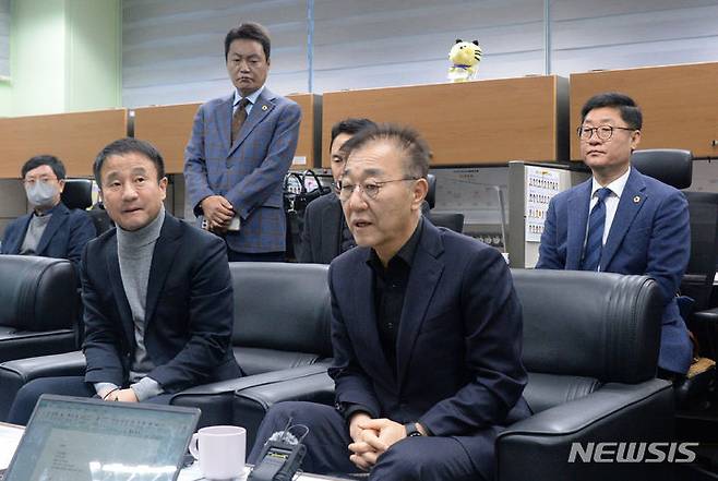 [전주=뉴시스] 김얼 기자 = 더불어민주당 전북도당 신년 기자간담회가 열린 2일 전북 전주시 전북도의회 기자실에서 김윤덕 의원이 질의에 답변하고 있다. 2024.01.02. pmkeul@nwsis.com