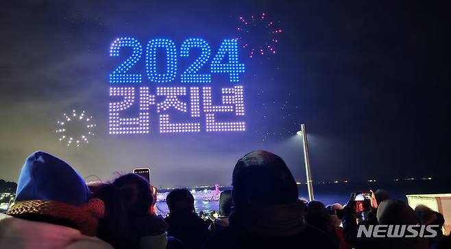 [울산=뉴시스] 배병수 기자 = 1일 오전 울산 울주군 서생면 간절곶에서 새해 해맞이 행사를 축하하는 1천 대의 드론 공연이 펼쳐지고 있다. 2024.01.01. bbs@newsis.com *재판매 및 DB 금지