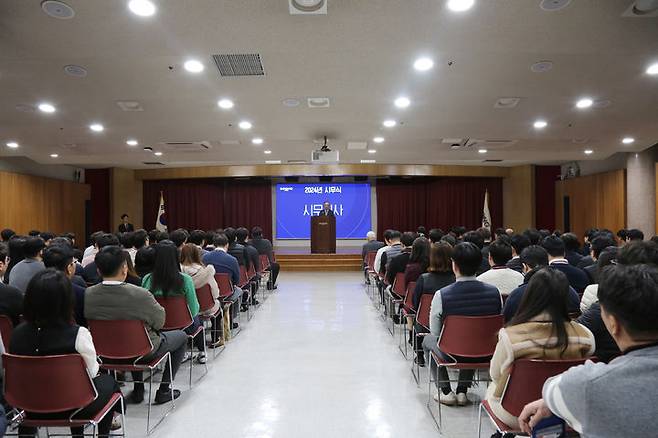 [서울=뉴시스] 일동제약그룹이 2일 서울 본사에서 시무식을 개최했다. (사진=일동제약그룹 제공) 2024.01.02. photo@newsis.com *재판매 및 DB 금지