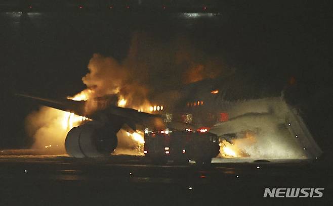 [도쿄=AP/뉴시스] 2일(현지시각) 일본 도쿄 하네다 공항 활주로에 착륙하던 일본항공(JAL) 561 항공기가 불길에 휩싸여 있다. 2024.01.02.