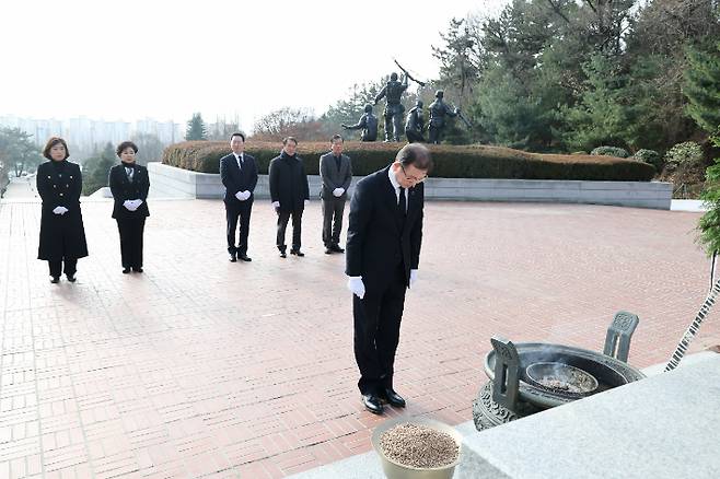 창원 충혼탑에서 묵념하는 김이근 의장과 의장단. 창원시의회 제공