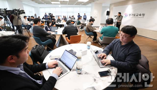 ▲경기도교육청 출입기자단과 신년 인터뷰를 진행 중인 임태희 경기도교육감. ⓒ경기도교육청
