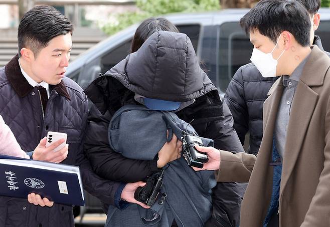 배우 고(故) 이선균씨를 협박해 수천만원을 뜯은 혐의로 구속된 박모(28·여)씨가 지난달 28일 인천지법에서 열린 구속 전 피의자 심문(영장실질심사)에 아기를 안고 출석하고 있는 모습. 인천=뉴스1