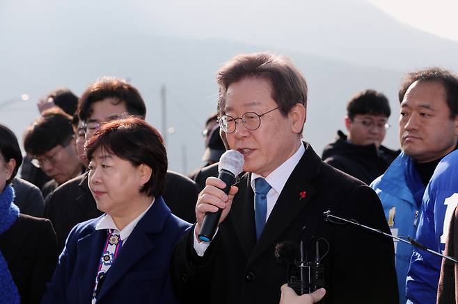 이재명 더불어민주당 대표가 2일 오전 부산 가덕도 신공항 부지를 현장 방문해 인사말을 하고 있다. 부산=뉴시스