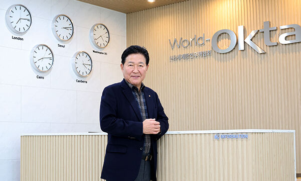 박종범 월드옥타 회장이 월드옥타 사무실에서 포즈를 취하고 있다. 이제원 선임기자