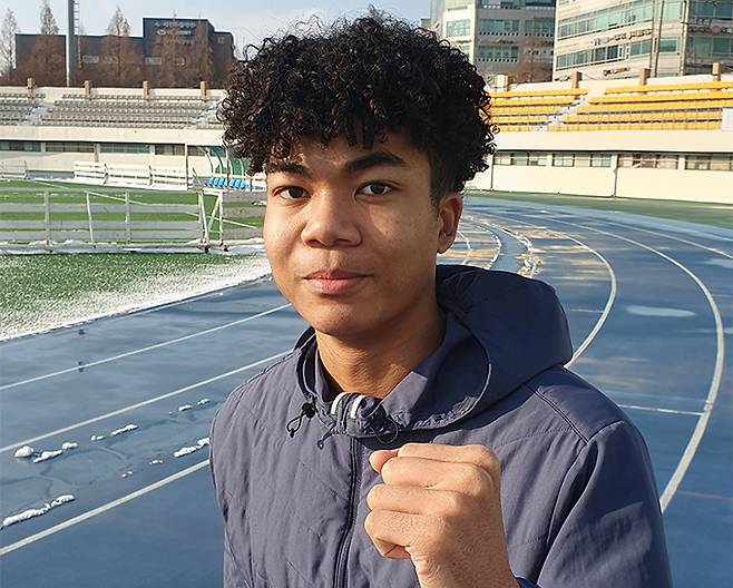 김포종합운동장 내 육상 트랙에서 실전 같은 훈련을 진행 중인 나마디 조엘진 선수.