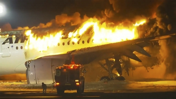 2일 오후 일본 하네다 공항 활주로에 착륙하던 일본항공(JAL) 소속 항공기가 화염에 휩싸여 있다. 2024.1.2 AP 연합뉴스