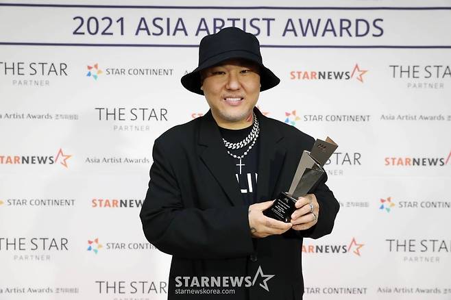 용감한형제가 2일 오후 서울 강서구 KBS아레나에서 진행된 '2021 Asia Artist Awards(2021 아시아 아티스트 어워즈, 2021 AAA)' 시상식에서 AAA 베스트 크리에이터상을 수상하고 포즈를 취하고 있다. 스타뉴스가 주최하고 AAA 조직위원회가 주관하는 AAA는 어디에서도 보지 못했던 새로운 무대를 선보이며 전 세계 팬들의 눈과 귀를 사로잡아 명실상부 NO.1 글로벌 시상식으로 거듭났다. /사진=AAA 기자 star@