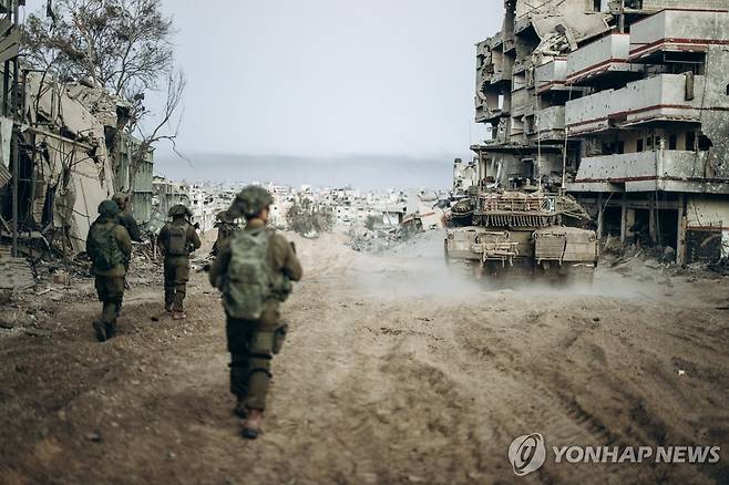 가자지구에서 작전 중인 이스라엘군 병사들 (가자 신화=연합뉴스) 1일(현지시간) 폐허로 변한 팔레스타인 가자지구에서 작전 중인 이스라엘군 병사들. 2024.1.1