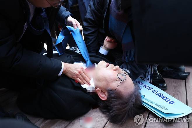 부산 방문 일정 중 피습당한 이재명 대표 (부산=연합뉴스) 손형주 기자 = 더불어민주당 이재명 대표가 2일 부산 가덕도 신공항 부지를 둘러본 후 기자들과 문답을 진행하던 중 왼쪽 목 부위에 습격을 당해 피를 흘린 채 쓰러져 있다. 2024.1.2 handbrother@yna.co.kr