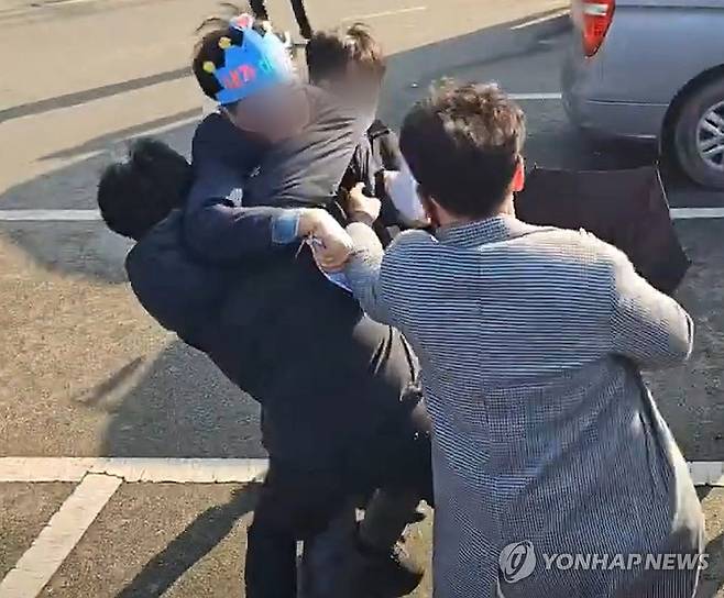 체포되는 민주당 이재명 대표 공격 피의자 (부산=연합뉴스) 2일 부산 가덕도 신공항 부지를 방문한 더불어민주당 이재명 대표를 흉기로 공격한 피의자가 현장에서 경찰에 체포되고 있다. 2024.1.2 [바른소리 TV 유튜브 캡처. 재판매 및 DB금지] photo@yna.co.kr