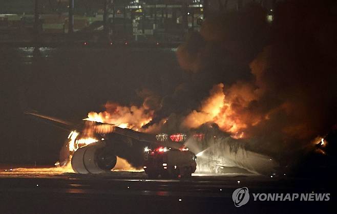 화염에 휩싸인 JAL 항공기 (교도=연합뉴스) 2일 오후 일본 하네다 공항 활주로에 착륙하던 일본항공(JAL) 소속 항공기가 화염에 휩싸여 있다. 
    현지 공영방송인 NHK가 촬영한 영상을 보면 이 항공기가 C 활주로에 착륙하는 도중 불이 붙었다. NHK는 이 항공기가 오후 5시40분 착륙 예정이던 홋카이도 신치토세 공항에서 출발한 516편이라고 전했다. 2024.1.2 photo@yna.co.kr