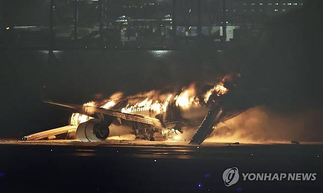 화염에 휩싸인 JAL 항공기 (교도=연합뉴스) 2일 오후 일본 하네다 공항 활주로에 착륙하던 일본항공(JAL) 소속 항공기가 화염에 휩싸여 있다. 
    현지 공영방송인 NHK가 촬영한 영상을 보면 이 항공기가 C 활주로에 착륙하는 도중 불이 붙었다. NHK는 이 항공기가 오후 5시40분 착륙 예정이던 홋카이도 신치토세 공항에서 출발한 516편이라고 전했다. 2024.1.2 photo@yna.co.kr