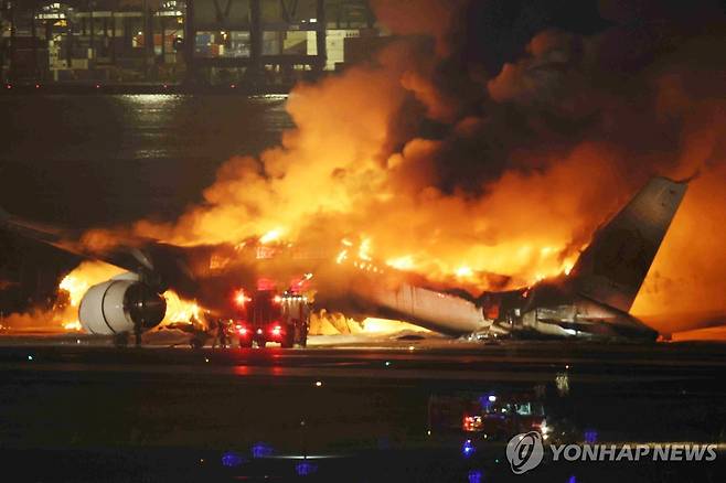 日도쿄 하네다공항서 JAL항공기 화재…"탑승자 379명 전원 탈출"