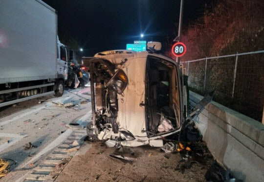 지난 1일 함양·울산 고속도로 밀양 방향 밀양분기점 부근 산외2터널 출구 앞에서 벌어진 사고 당시 모습. (사진=경남소방본부 제공)